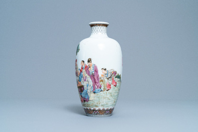 Un vase en porcelaine de Chine famille rose &agrave; d&eacute;cor de lettr&eacute;s et leurs servants, marque de Qianlong, R&eacute;publique