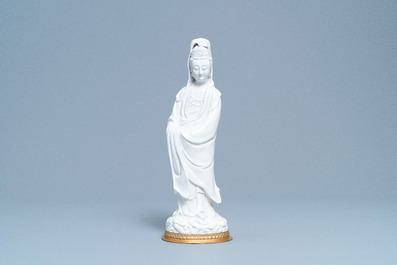 Une figure de Guanyin en porcelaine blanc de Chine sur socle en bronze dor&eacute;, 18/19&egrave;me