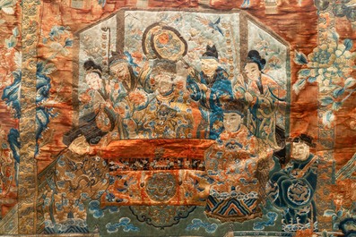 Trois panneaux de broderie de soie chinoise &agrave; d&eacute;cor d'une audience imp&eacute;riale, 19&egrave;me