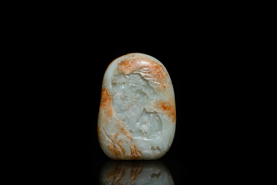 Une boule de forme ovale sculpt&eacute;e en jade c&eacute;ladon et rouille, Qing