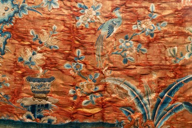Drie Chinese geborduurde zijden panelen met een keizerlijke voorstelling, 19e eeuw