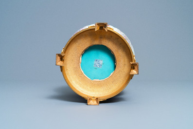 Un vase en porcelaine de Chine famille rose &agrave; d&eacute;cor de trigrammes mont&eacute; en lampe en bronze dor&eacute;, marque de Yongzheng, R&eacute;publique