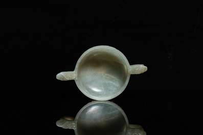 Une coupe libatoire &agrave; deux anses en jade c&eacute;ladon, Ming