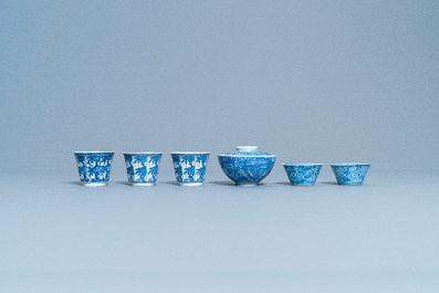 Een gevarieerde collectie Chinese blauw-witte koppen en schotels, Kangxi
