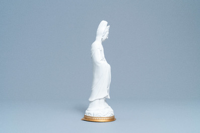 Une figure de Guanyin en porcelaine blanc de Chine sur socle en bronze dor&eacute;, 18/19&egrave;me