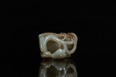 Un lave-pinceaux en jade en forme de p&ecirc;che, Qing