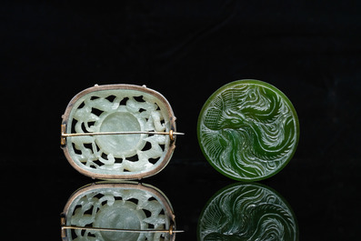 Een Chinese snuiffles in witte jade en twee snijwerken in groene jade, 17e eeuw en later