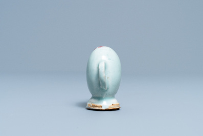 Une th&eacute;i&egrave;re miniature en forme de p&ecirc;che en porcelaine de Chine &agrave; &eacute;mail junyao, Kangxi/Qianlong