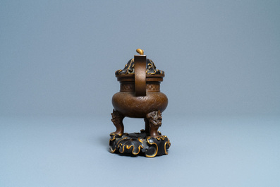 Un br&ucirc;le-parfum tripod en bronze au couvercle et socle en forme de feuille de lotus, Chine, 17/18&egrave;me