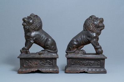 Een paar grote Chinese gietijzeren leeuwen, Ming merk en periode