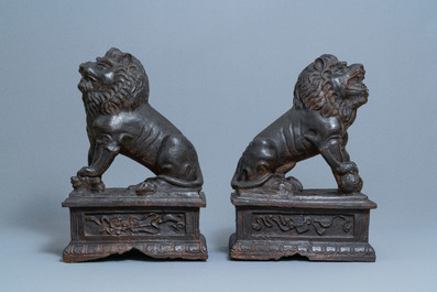 Une paire de grands mod&egrave;les de lions en fer de fonte, marque et &eacute;poque de Ming