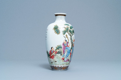 Un vase en porcelaine de Chine famille rose &agrave; d&eacute;cor de lettr&eacute;s et leurs servants, marque de Qianlong, R&eacute;publique