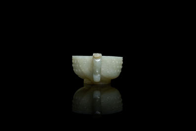 Une coupe libatoire &agrave; deux anses en jade c&eacute;ladon, Ming
