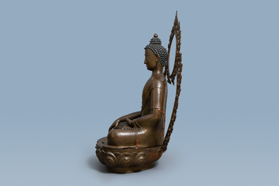 Een uitzonderlijke grote bronzen figuur van Boeddha, Nepal, 18e eeuw