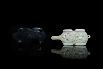 Un lave-pinceaux en forme de tortue en jade c&eacute;ladon p&acirc;le, Chine, 18/19&egrave;me