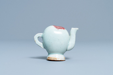 Une th&eacute;i&egrave;re miniature en forme de p&ecirc;che en porcelaine de Chine &agrave; &eacute;mail junyao, Kangxi/Qianlong
