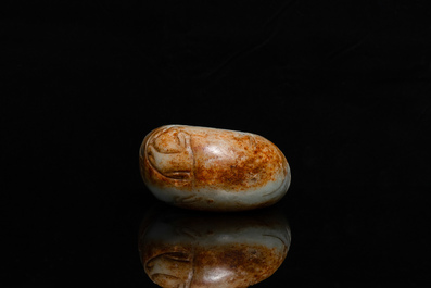 Une boule de forme ovale sculpt&eacute;e en jade c&eacute;ladon et rouille, Qing