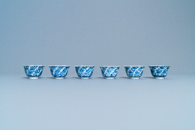 Une collection vari&eacute;e de tasses et soucoupes en porcelaine de Chine en bleu et blanc, Kangxi