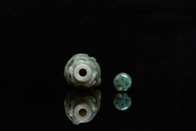 Een Chinese kalebasvormige snuiffles in celadon en roestkleurige jade, Qing