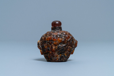 Een Chinese snuiffles in amber, 19e eeuw