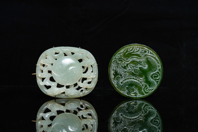 Een Chinese snuiffles in witte jade en twee snijwerken in groene jade, 17e eeuw en later