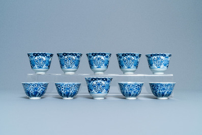 Une collection vari&eacute;e de tasses et soucoupes en porcelaine de Chine famille rose et en bleu et blanc, Qianlong et 19&egrave;me