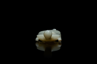 Een Chinese licht celadon jade penselenwasser in de vorm van een schildpad, 18/19e eeuw