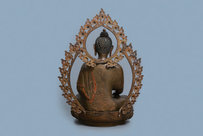 Une tr&egrave;s grande figure de Bouddha en bronze, N&eacute;pal, 18&egrave;me