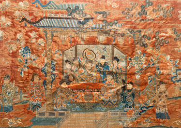 Drie Chinese geborduurde zijden panelen met een keizerlijke voorstelling, 19e eeuw