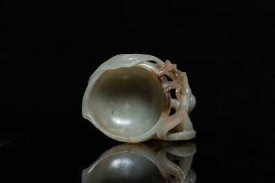 Een Chinese perzikvormige jade penselenwasser, Qing