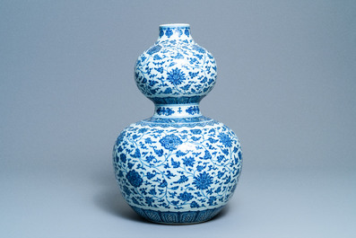 A large Chinese blue and white double gourd vase with floral scrolls, 19/20th C.