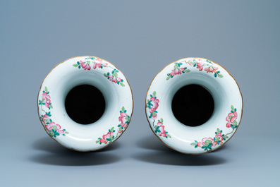 Une paire de vases en porcelaine de Chine famille rose, 19&egrave;me