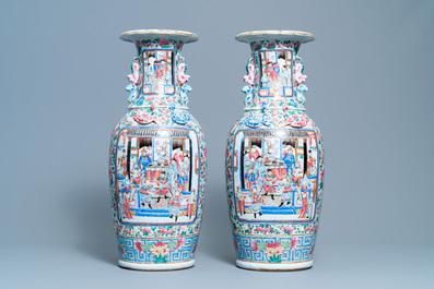 A pair of Chinese famille rose vases with a court scene and a battle scene, 19th C.