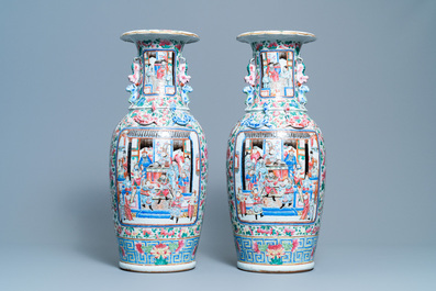 Une paire de vases en porcelaine de Chine famille rose, 19&egrave;me