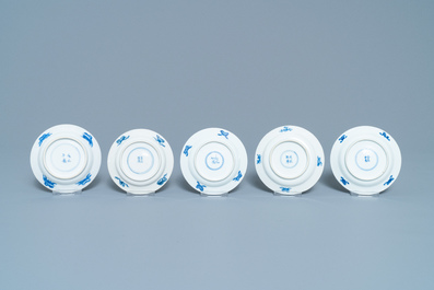 Vijf Chinese blauw-witte koppen en schotels, Chenghua merk, Kangxi