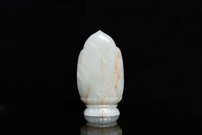 Een Chinese celadon jade figuur van Guanyin op lotustroon, 19/20e eeuw