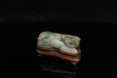 Een Chinees model van een hond in jade&iuml;et, 19/20e eeuw