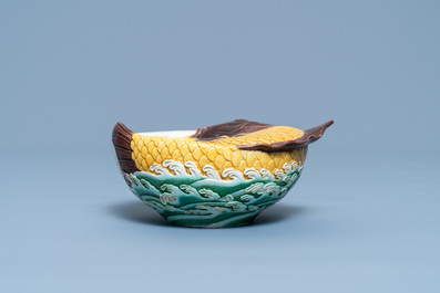 Un lave-pinceaux en forme de carpe en porcelaine de Chine &agrave; &eacute;mail sancai, marque de Qianlong, 19&egrave;me