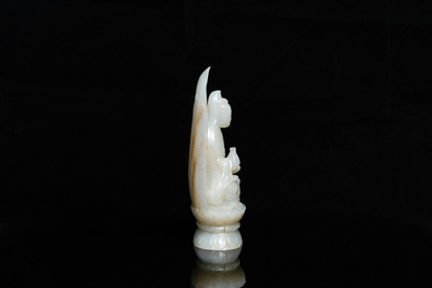 Une figure de Guanyin sur tr&ocirc;ne de lotus en jade c&eacute;ladon sculpt&eacute;, Chine, 19/20&egrave;me