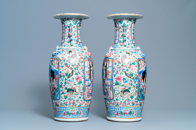 A pair of Chinese famille rose vases with a court scene and a battle scene, 19th C.