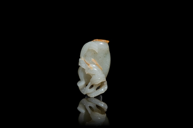 Een Chinees model van een perzik in celadon en roestkleurige jade, Ming