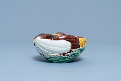Un lave-pinceaux en forme de carpe en porcelaine de Chine &agrave; &eacute;mail sancai, marque de Qianlong, 19&egrave;me