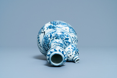 Un kendi en porcelaine de Chine en bleu et blanc, Wanli
