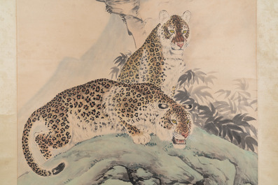 Liu Kuiling (China, 1885-1967), inkt en kleur op papier: 'Twee luipaarden in een berglandschap'