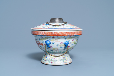 Un pot couvert en porcelaine de Chine famille rose pour le march&eacute; Straits ou Peranakan, 19/20&egrave;me