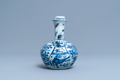 Un kendi en porcelaine de Chine en bleu et blanc &agrave; d&eacute;cor de chevaux volants, Kangxi