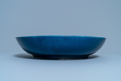 Een grote Chinese monochrome blauwe schotel, Qianlong