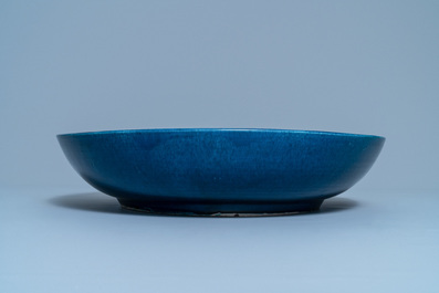 Un grand plat en porcelaine de Chine en bleu monochrome, Qianlong