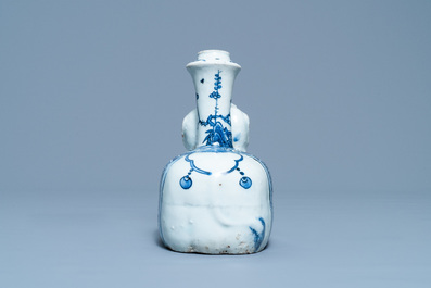 Un kendi en forme d'&eacute;l&eacute;phant en porcelaine de Chine en bleu et blanc, Wanli