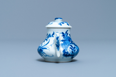 Een Chinese blauw-witte miniatuur theepot met deksel, Chenghua merk, Kangxi